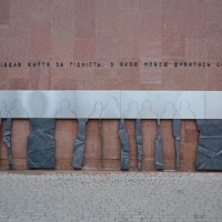 У Франківську встановили пам&rsquo;ятний знак &laquo;Стіна пам&rsquo;яті Небесної Сотні&raquo;. Фото