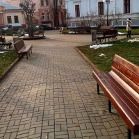 У Франківську на вулицях встановлюють нові лавки. Фото