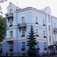 Знайомимось з історичними будівлями Івано-Франківська. Колишній готель обкому КПУ