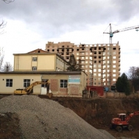 Скандальна забудова на Мазепи, 144 повертається: Івано-Франківський окружний адмінсуд може легалізувати псевдо-готель і незаконний котлован біля міського озера