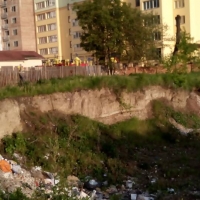 Мешканці Микитинців скаржаться на виритий котлован та порушення санітарних норм