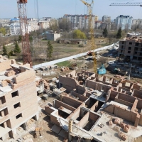 Фотозвіт з будівництва ІІІ черги житлового комплексу поблизу парку імені Шевченка станом на квітень