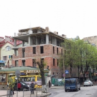 Відновлення пам'ятки архітектури на Січових Стрільців підходить до завершення - у будинку встановлюють дах