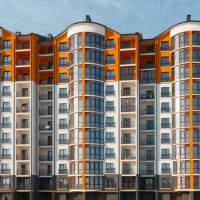 Яка доля молодіжного кредитування квартир для молодих сімей?
