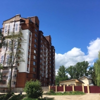 "Апартаменти під ключ": у скандальній забудові по вулиці Мазепи, 144 облаштовують фасад. ФОТО