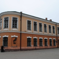 Знайомимось з історичними будівлями Івано-Франківська. Будинок військової адміністрації і гауптвахти. Фото