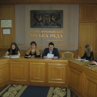 Франківське МВК хоче узурпувати видачу МБУіО