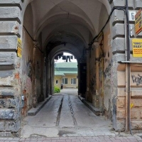 Цікавинки архітектури Івано-Франківська: будинкове "метро". Фото