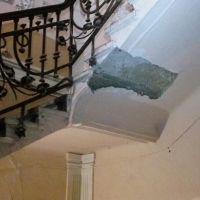 У Франківську в аварійному будинку на Січових обвалилася сходова клітка. Фото