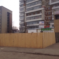 Забудівник не здається? Ділянка на Набережній, 32 досі обгороджена парканом