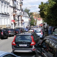 Мінрегіон заборонить проектувати автостоянки на тротуарах 