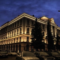  Головний корпус Івано-Франківського медуніверситету засяє різнокольоровими вогнями