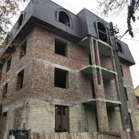 В центрі Франківська серед малоповерхівок стоїть недобудова "під комерцію" із скасованою документацією
