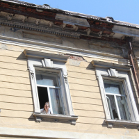  У Франківську людям на голови осипаються історичні будинки