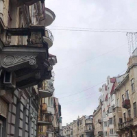 У Франківську з балкону пам'ятки архітектури падає цегла