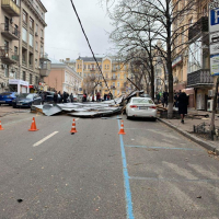 Через вітер у Києві зірвало дах у житловому будинку