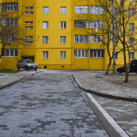 У Франківську продовжують відновлювати двори