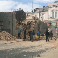  У центрі Коломиї обвалилася стіна старого будинку