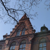 У Франківську з пам'ятки архітектури ледь не впав металевий люк