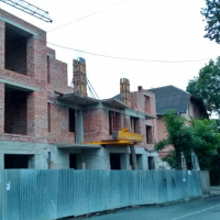 На вул Незалежності поряд з архітектурною пам'яткою будують восьмиповерхівку