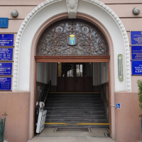  У Франківську виявили несподіванку на дверях суду, які забрали на реставрацію