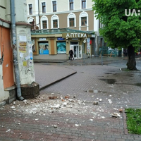  У центрі Франківська людям на голови знову обвалюються фасади будинків