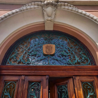  У Франківську старовинні двері Будинку правосуддя повернулись після реставрації. ФОТО
