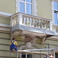  В середмісті Івано-Франківська на історичній будівлі встановлюють захисну сітку