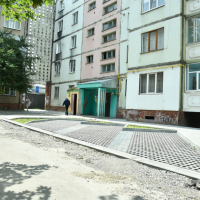 Комунальники оновили двір на Хоткевича