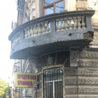  У Франківську взялися за реставрацію балкону пам'ятки архітектури у центрі міста