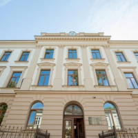  В Івано-Франківську оновлену Католицьку школу-гімназію показали з повітря. ВІДЕО