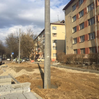  З&rsquo;єднання бульварів: підрядники монтують електроопори та викладають бруківкою пішохідний тротуар
