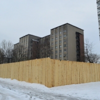 Скандальне будівництво на Набережній, 32 досі обгороджене парканом