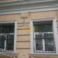 З пам'ятки архітектури на Грушевського обвалилась ліпнина. ФОТО