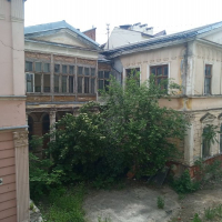 Будинки вмирають стоячи: в середмісті розсипається 150-літня історична будівля. ФОТО