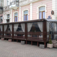Франківців обурює "літник", встановлений просто на тротуарі в середмісті. ФОТО