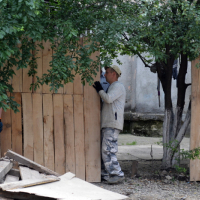 З'єднання бульварів: комунальники демонтовували паркан конфліктного будинку, люди викликали поліцію