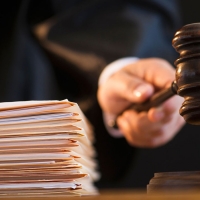Суд відмовився розглядати позови прокуратури про скасування скандальних рішень міськради по забудові на Макогона