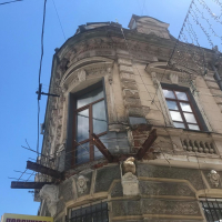 Реставрувати не можна розбирати: куди зник балкон із кам’яниці на Вірменській. ФОТО
