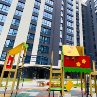 У дворі ЖК Comfort Park встановлюють дитячий майданчик