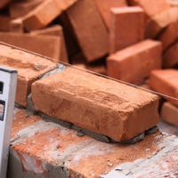 В Івано-Франківську продовжують будувати багатоповерхівку, яку давно мали зрівняти з землею. ФОТО