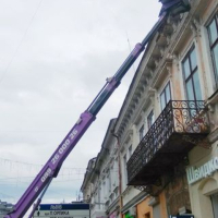 На Січових Стрільців демонтували частину аварійного карнизу на пам'ятці архітектури