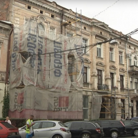 На вулиці Січових Стрільців мешканці самотужки ремонтують фасад кам&rsquo;яниці. ВІДЕО 