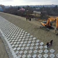 У Вовчинцях будують водозахисну дамбу