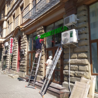 На стометрівці фасад пам'ятки архітектури зіпсували кондиціонерами