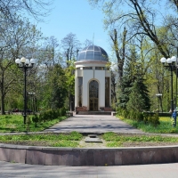 Знайомимось з історичними спорудами Івано-Франківська. Меморіальний сквер